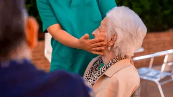 O badantă din Italia a primit 240.000 de euro de la bătrâna pe care o îngrijea. Ce i s-a întâmplat la scurt timp