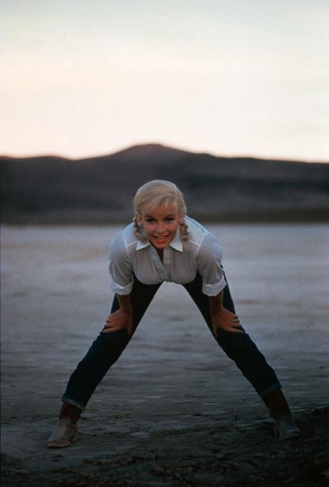 Marilyn Monroe, aproape goală! Fotografii pe care nu le-ai văzut niciodată cu celebra actriţă