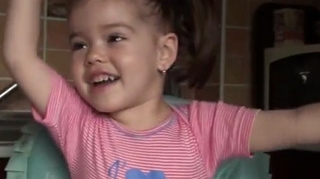 VIDEO COLOSAL! Fetita asta mai dulce ca mierea e mai desteapta ca jumatate din absolventii de liceu - O sa o adori in timp ce recita 98 de strofe de EMINESCU! N-ai cum sa nu o dai pe Facebook