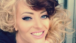 Delia a găsit o metodă inedită de a-şi personaliza hainele! Îşi scrie pe ele numele parfumurilor preferate. Îţi place ce a ieşit?