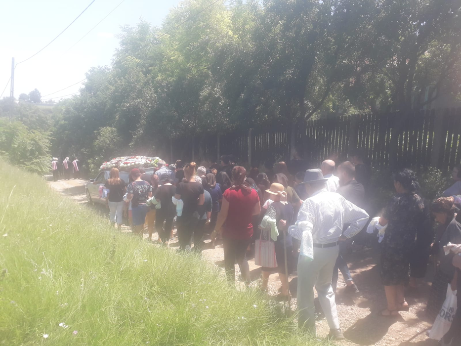 Primele imagini de la înmormântarea tinerei ucise în Bragadiru. Cum au îmbrăcat-o părinții pe Manuela Mustăţea
