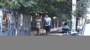 Doru de la Parlament este "topit" dupa iubita lui si ar face orice sa ii intre in gratii. Cei doi par sa isi doreasca si un copil