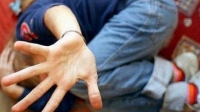 O fată este abuzată de patru băieți care se droghează. ”Vreau să plec, lăsați-mă în pace!”