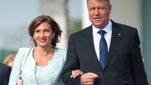 Ce ținută a purtat Carmen Iohannis la alegerile parlamentare. Soția președintelui a atras toate privirile