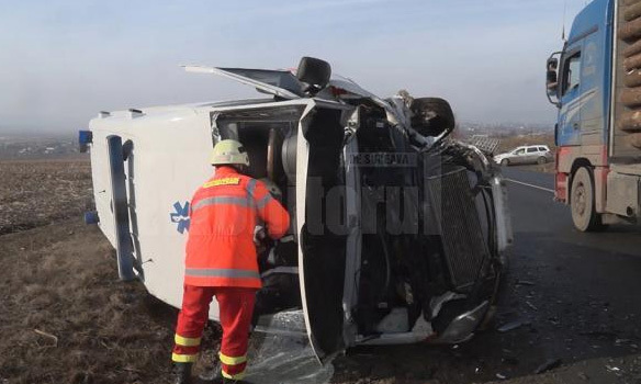 Accidente incredibile pe E85: o maşină a răsturnat o ambulanţă şi un tir a intrat într-o coloană