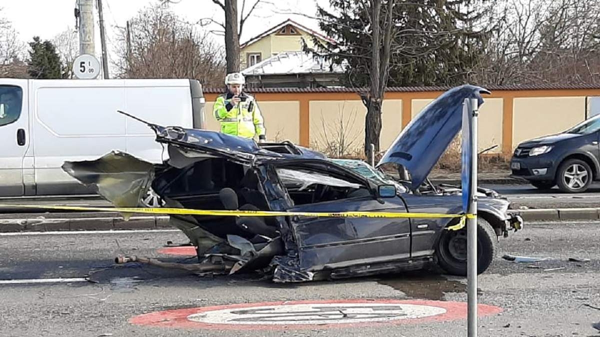 Accident teribil pe DN1! Un bolid a fost rupt în două, jumătate din maşină a zburat de pe şosea într-o curte