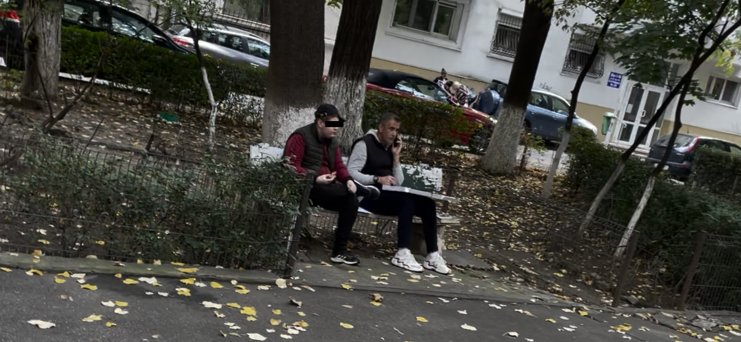 Cosmin Cernat și fiul lui au împărțit o pizza pe bancă