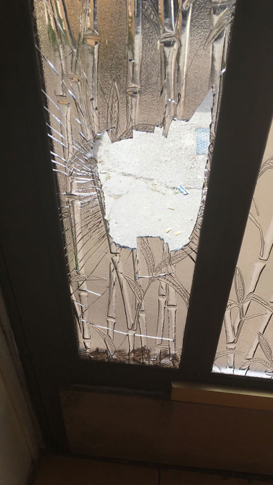 Polonezii trimişi de proprietar ar fi spart geamul locuinţei unde locuieşte familia de români