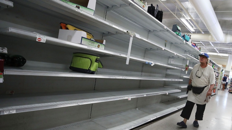 Oamenii au început să se bată pe mâncare în supermarketuri: "Fără sare, fără zahăr, fără paste, doar cu orez scump"