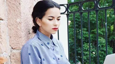 Roşie ca focul să îi surâdă norocul. Dacă o vezi aşa la plajă o să faci păcat privind-o. INNA, incredibil de sexy