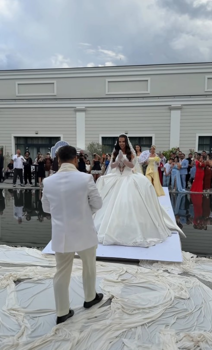 Cât a costat prima rochie de mireasă purtată de Andra Voloș. Soția lui Robert Lele nu s-a uitat la bani!
