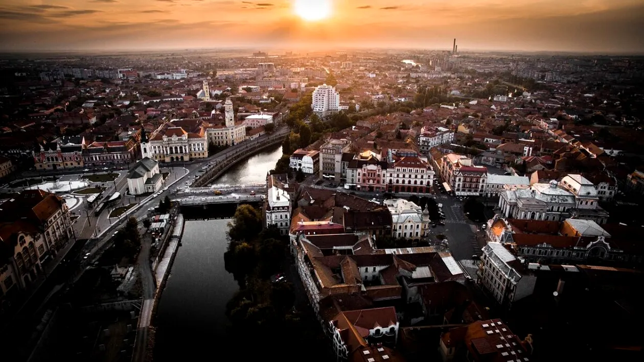 Fenomenul din Piața Unirii din Oradea i-a făcut pe localnici și turiști să se îngrămădească la poze! Se întâmplă doar 10 zile pe an