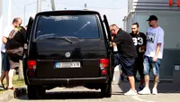 ”Băieţii răi” de la BUG Mafia au viaţă grea prin turnee. Durii s-au înghesuit ca sardelele într-o dubiţă!