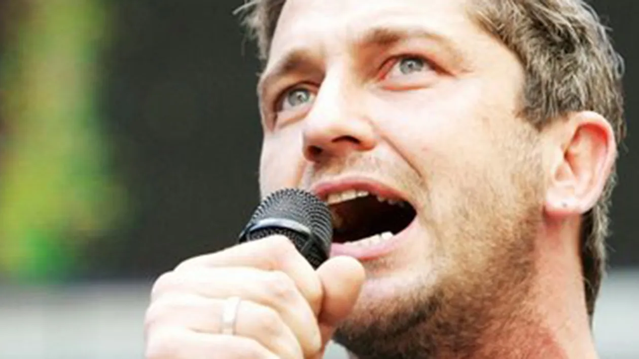 Ce concurent de la Vocea Romaniei seamana cu Gerard Butler. Asemanarea este de-a dreptul izbitoare!