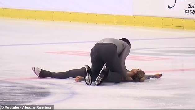 Momente dramatice în patinaj! A fost la un pas de moarte după ce partenerul ei a scăpat-o în cap | VIDEO