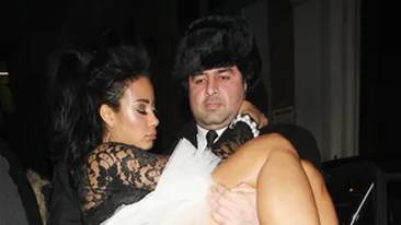 O gafa de zile mari: beata si fara chiloti in club! Un detaliu dintre picioarele artistei a stricat si mai mult imaginea!