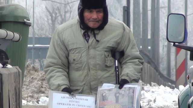 Alungat cu pietre din strada! Profesorul cersetor care juca la pacanele s-a lasat de jocurile de noroc!