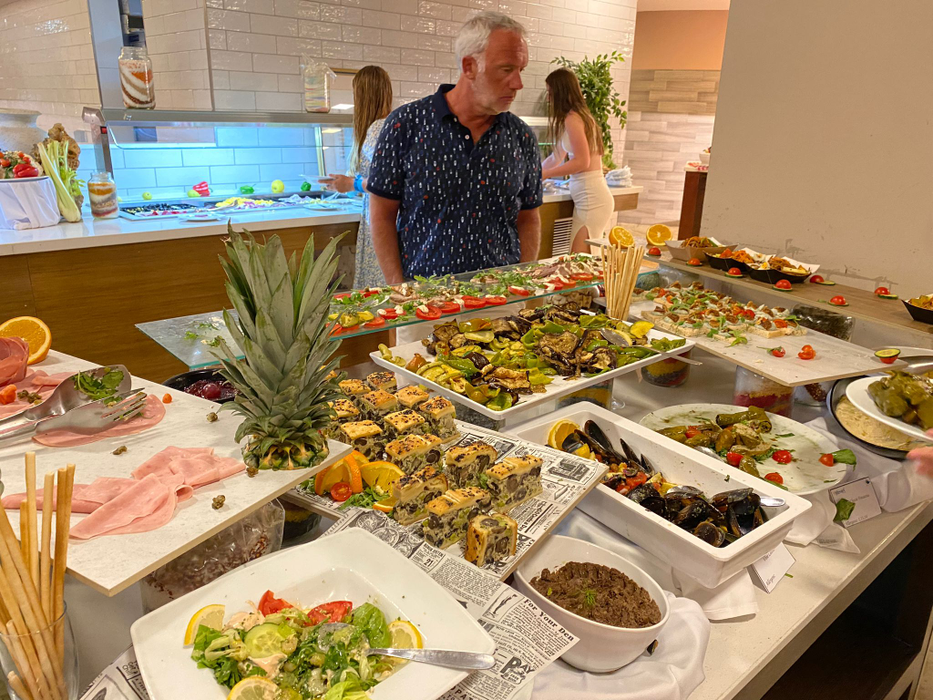 Așa arată un concediu de 8.200 lei în Malta! Ce au primit să mănânce doi turiști români în restaurantul unui hotel de 4 stele din Mellieha