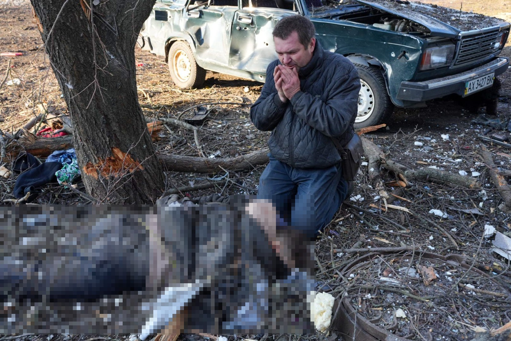 Lacrimi de durere, la căpătâîul unui bărbat mort, la Kharkiv, Ucraina, pe 24 februarie 2022. (Sursa foto: hepta.ro)