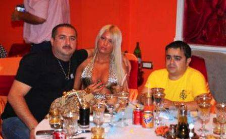 Leo de la Strehaia, pe vremuri, alături de Adi Minune și o blondă