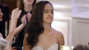Fiica lui Obama are iubit! Malia a fost prinsă în fapt. Cine este bărbatul alături de care a fust fotografiată
