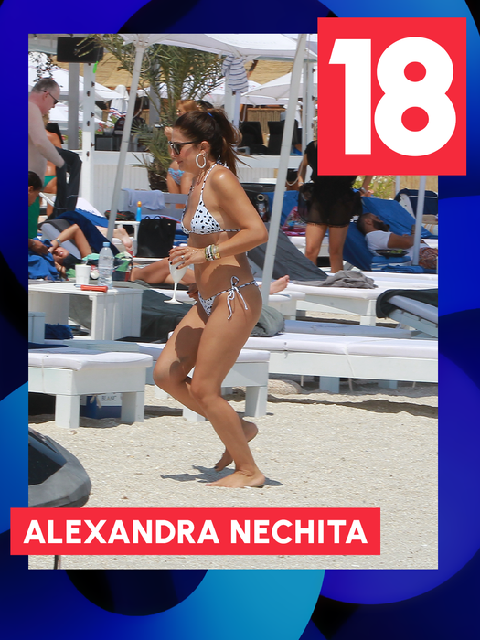 ATENŢIE! Intră în acţiune TOP 30 de vedete care au scăpat rapid de haine şi… Inna, Antonia sau Delia au fugit din calea valurilor pe nisipul fierbinte! Graba strică treaba, dar nu şi în cazul lor!