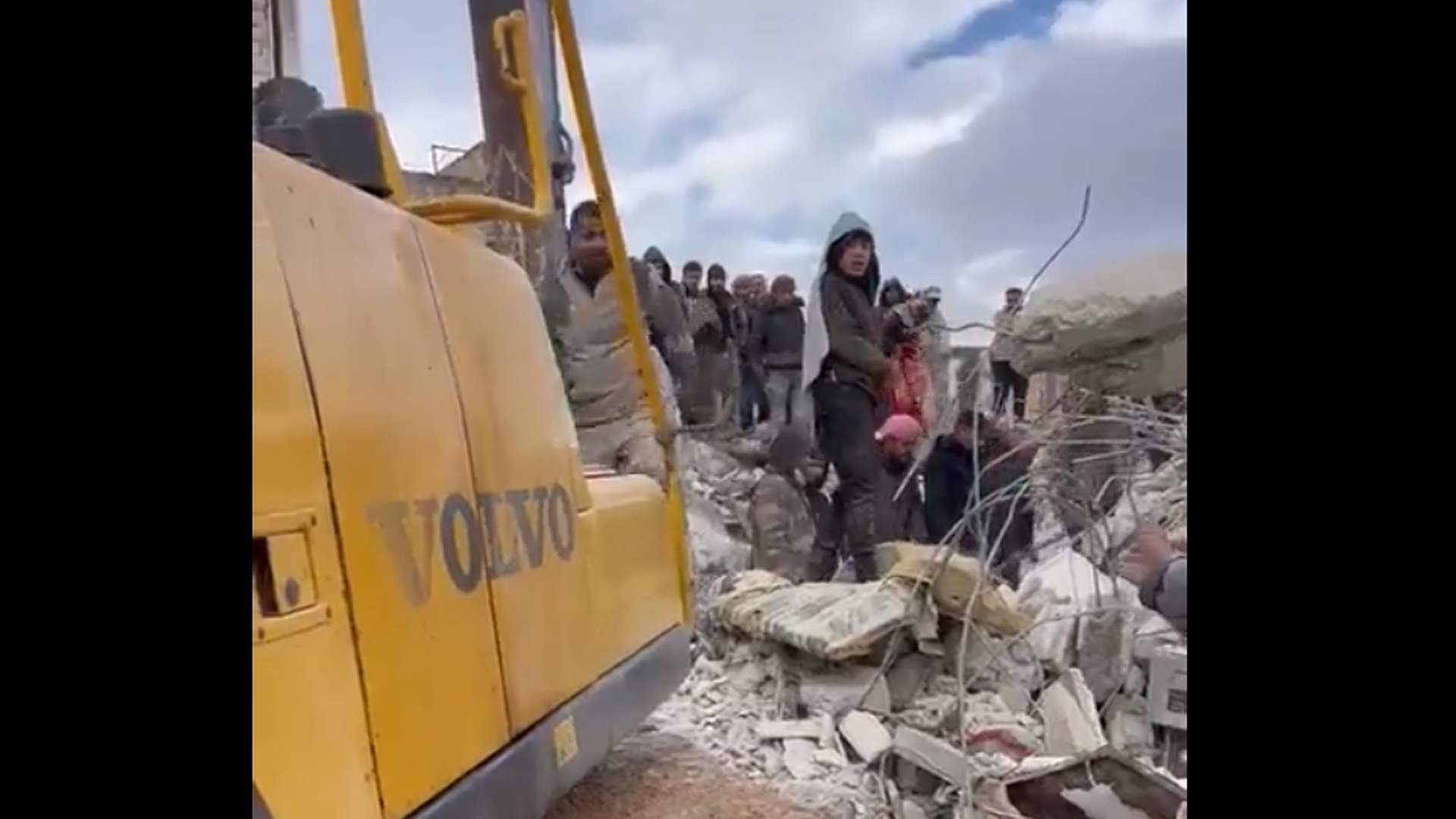 Poveste tragică! O femeie a născut sub ruinele din Siria. „L-a protejat pe cel mic cu propriul trup”