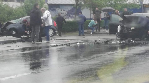 Accident rutier grav în Pitești. Patru autoturisme s-au ciocnit. Una dintre victime este încarcerată