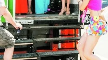 Roxana Ciuhulescu i-a facut primarului Constantei un cadou inedit de ziua lui! Camion ticsit cu fete pentru Radu Mazare