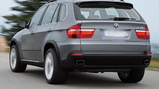 Un hot a furat un BMW X5 lasat cu cheile in contact