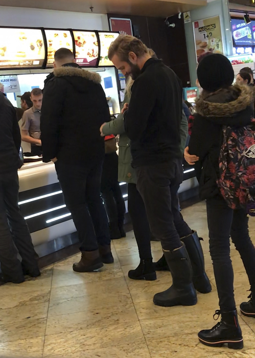 Sorin s-a așezat la coadă în fața unui fast food