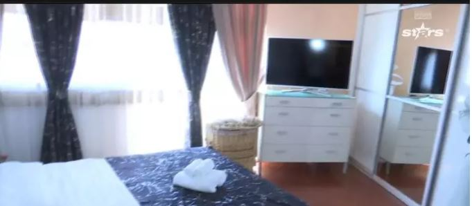 Cum arată apartamentul de 200 mp în care locuiește Regina Întunericului. Gabriela Lucuțar l-a amenajat după bunul plac: „Îmi place foarte mult negrul”