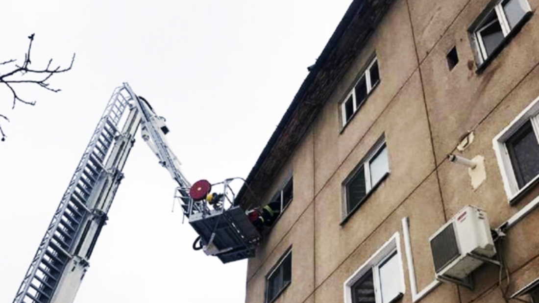 Copil de un an și jumătate, salvat de pompieri de la etajul 4 al unui bloc din Râmnicu Vâlcea