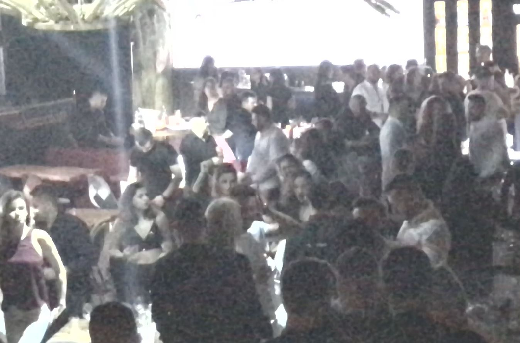 Adi Popa, revenire spectaculoasă în club! S-a zbenguit ca pe teren, doar că țigara nu i-a lipsit din gură!
