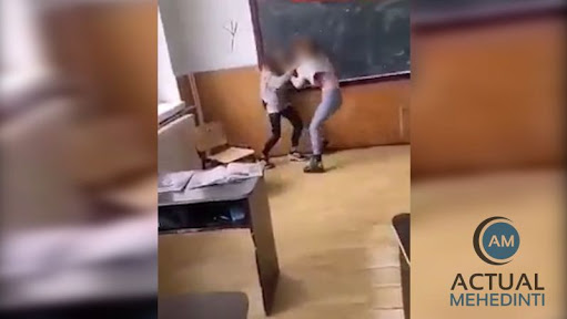 Imagini șocante! Două fete s-au bătut cu pumnii şi picioarele, chiar în sala de clasă