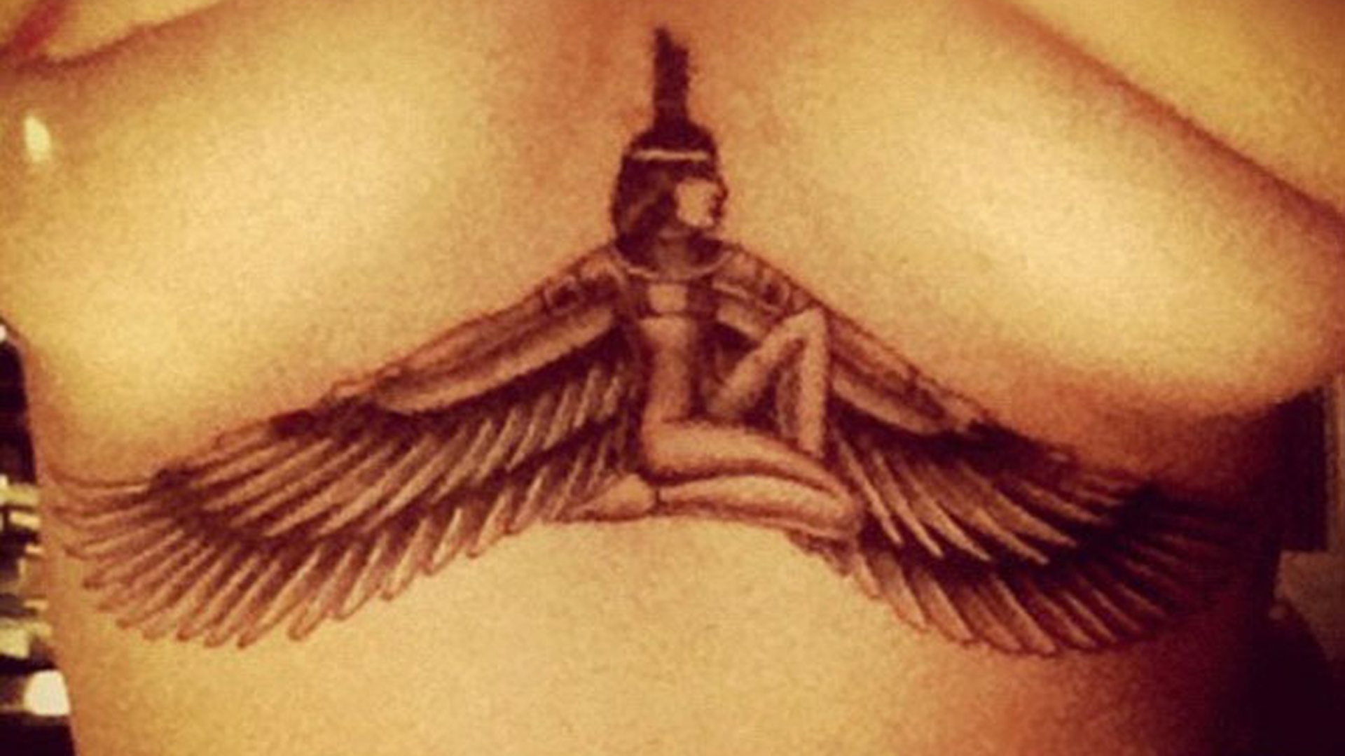 "Intotdeauna aproape de inima mea" - descopera ce vedeta si-a facut un tatuaj egiptean intre sani, in memoria bunicii ei!