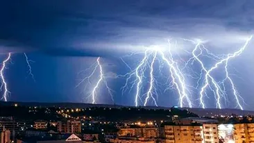 Furtună cu tunete și fulgere la noapte în România! Prognoza ANM până pe 18 martie