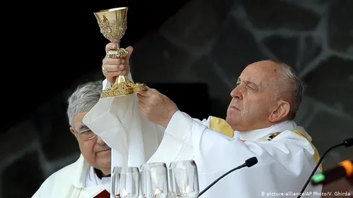 Un celebru artist italian îl atacă dur pe Papa Francisc: ”Ai 350.000 de tone de aur! Cumpără măști și aparate respiratorii!”
