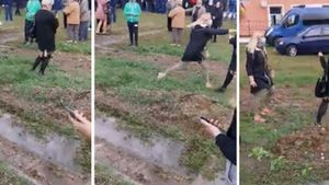 Scandal monstru în Caraș-Severin! Două femei s-au luat la bătaie în fața secției de votare. VIDEO