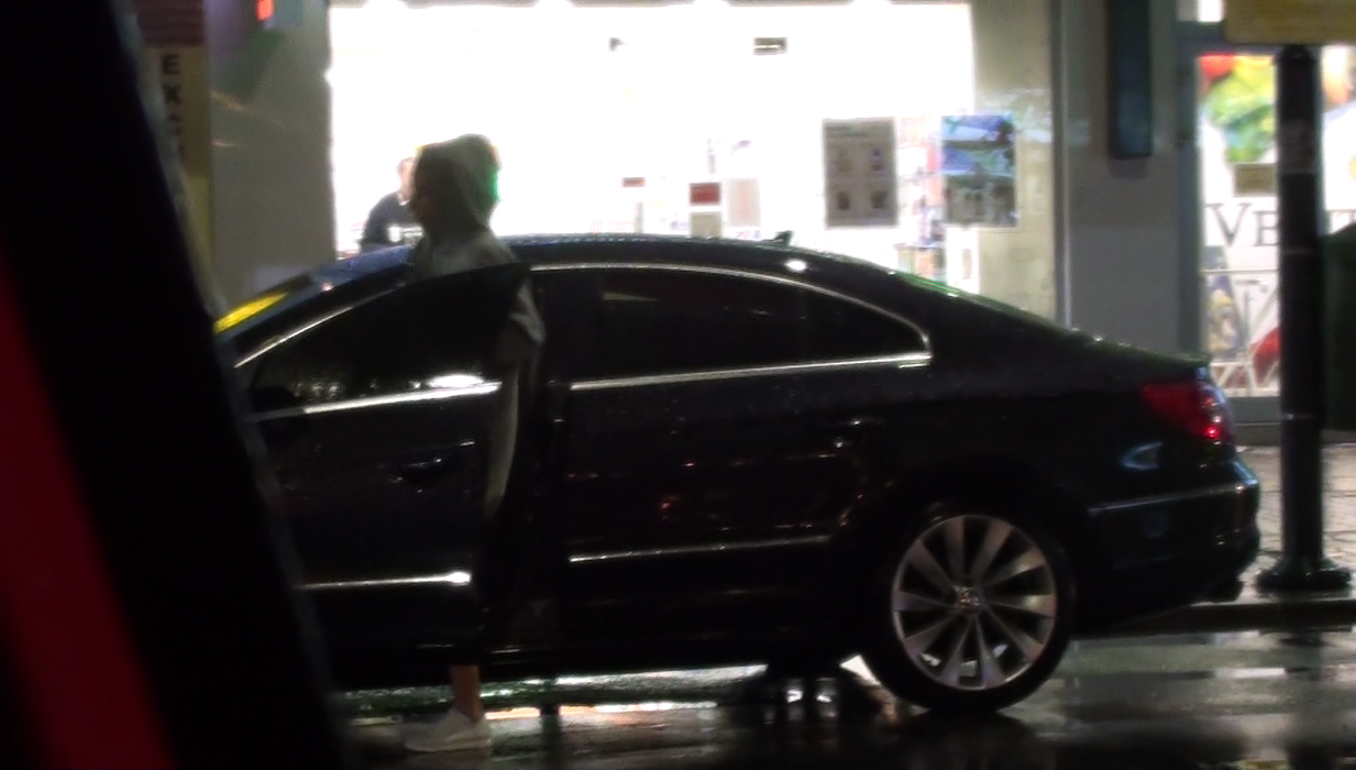 Roxana urcă în maşină