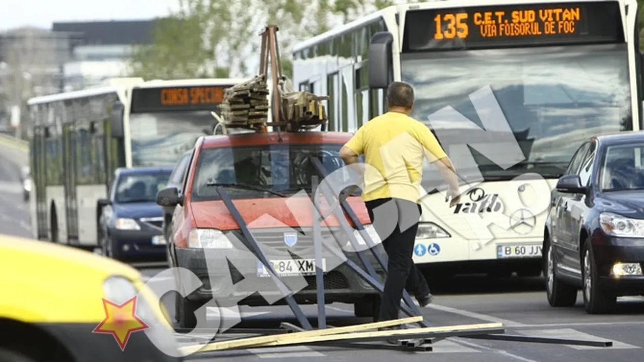 VIDEO Un sofer cascat a imprastiat materiale de constructii pe o soseaua Pipera. Niciun pieton vatamat