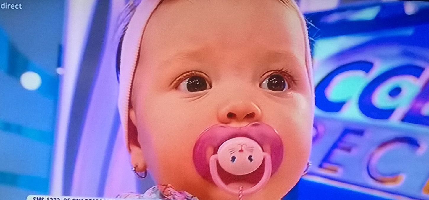 Bianca Drăguşanu, prima apariţie în direct după botezul Sofiei! Vedeta a venit la TV cu fetiţa ei şi cu Victor Slav