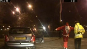 VIDEO Uite ce beat e Moşul! A inceput sa arunce cu cadouri pe strazi, iar in portbagaj are un cadavru!