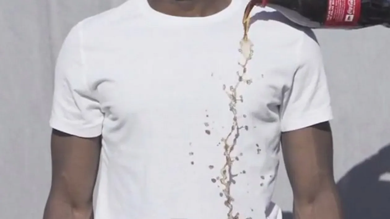 Nu o sa crezi ASTA pana nu vezi! Ce se intampla cu acest tricou, dupa ce torni pe el Coca-Cola! Este INCREDIBIL!