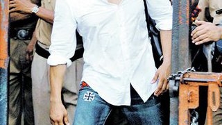 Pe Salman Khan il puteti vedea de astazi in "London Dreams", din cadrul colectiei "MARI FILME INDIENE", lansata de CANCAN. Un star urmarit de ghinioane