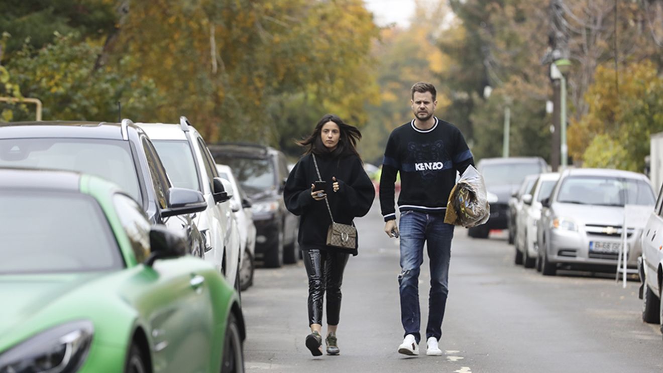 IMAGINI EXCLUSIVE. S-a răzbunat după ce "Prinţişorul taxiurilor" a înşelat-o. Cunoscuta blogeriţă, la o cafea cu un puştiulică doldora de bani! Acesta deţine un AMG GT-R nou-nouţ, de 180.000 de euro. În trecut, Ioana Grama s-a iubit cu fotbalistul Gabi Torje