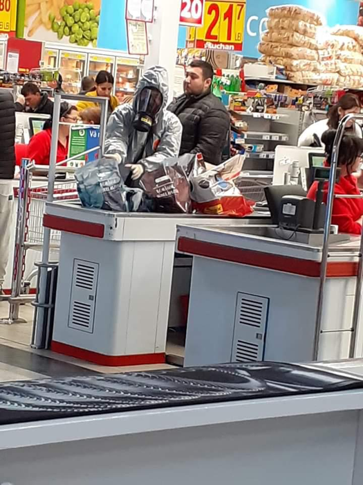 Starea de Urgență naște monștri! Incredibil cum vin deghizați românii la supermarket!
