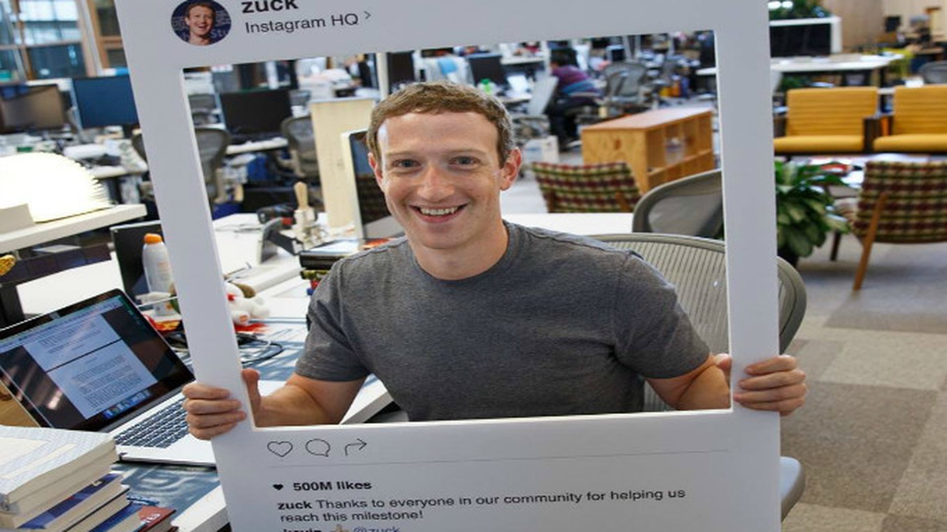 MARK ZUCKERBERG acoperă camera web şi microfonul de la laptop cu bandă