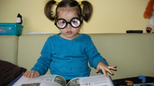 Fetita-minune uimeste iar! Anastasia ii face de ras pe cei care au picat BAC-ul ! La 3 ani stie astronomie, biologie si geografie!