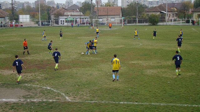 Scandal de amploare în Iaşi! Mai mulţi tineri s-au bătut cu săbii după un meci de fotbal!
